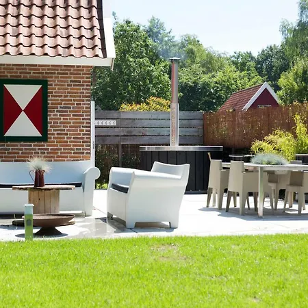 De Koolmees met privé Hottub en Sauna 5-persoons Lievelde